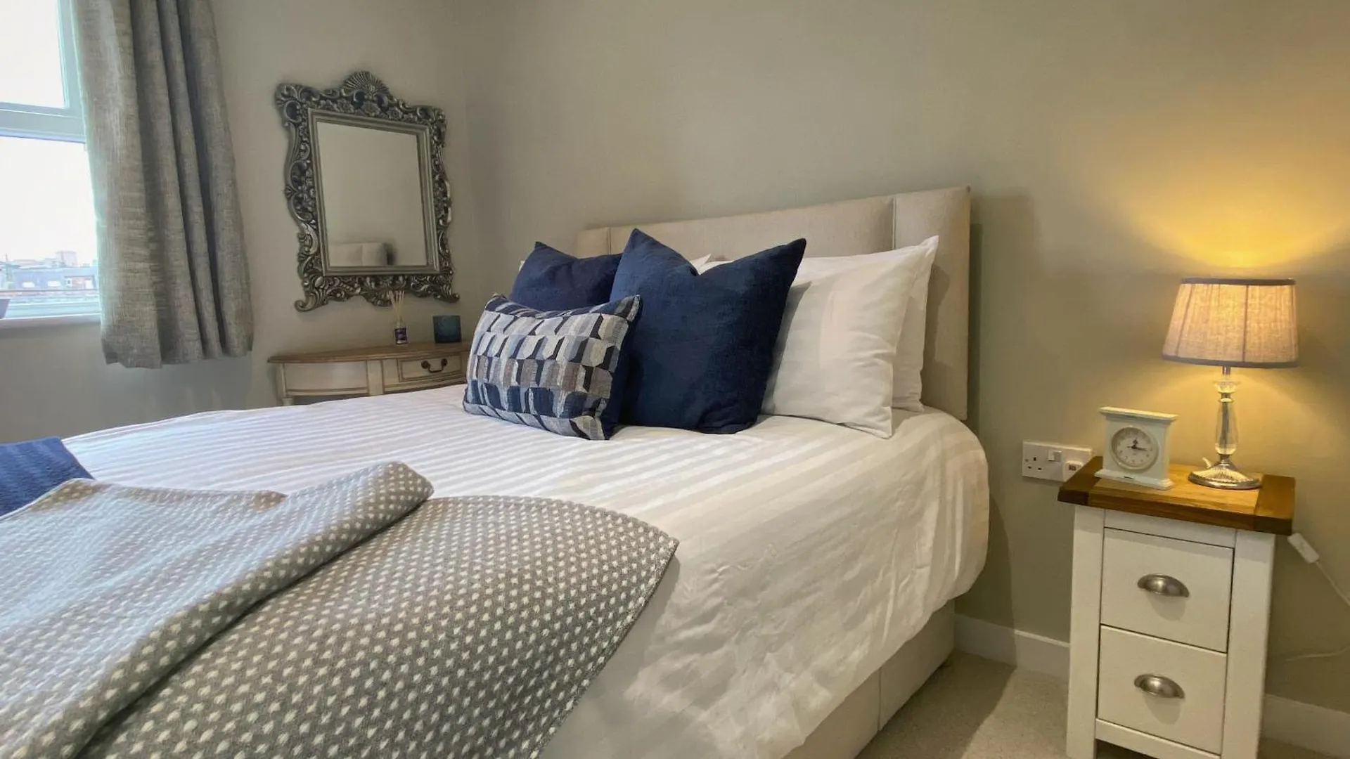 Stylish Modern Apartment With Parking Harrogate